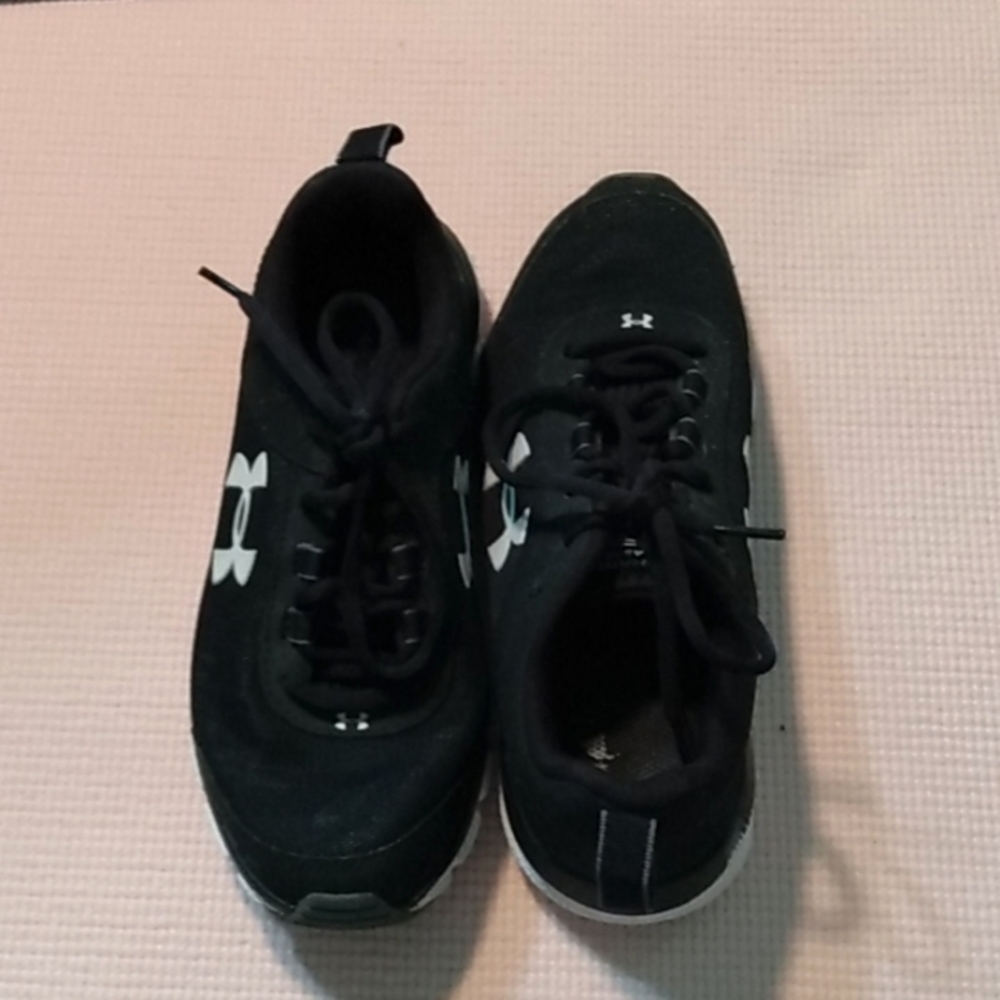 Size 6.5 under armour athletic shoes